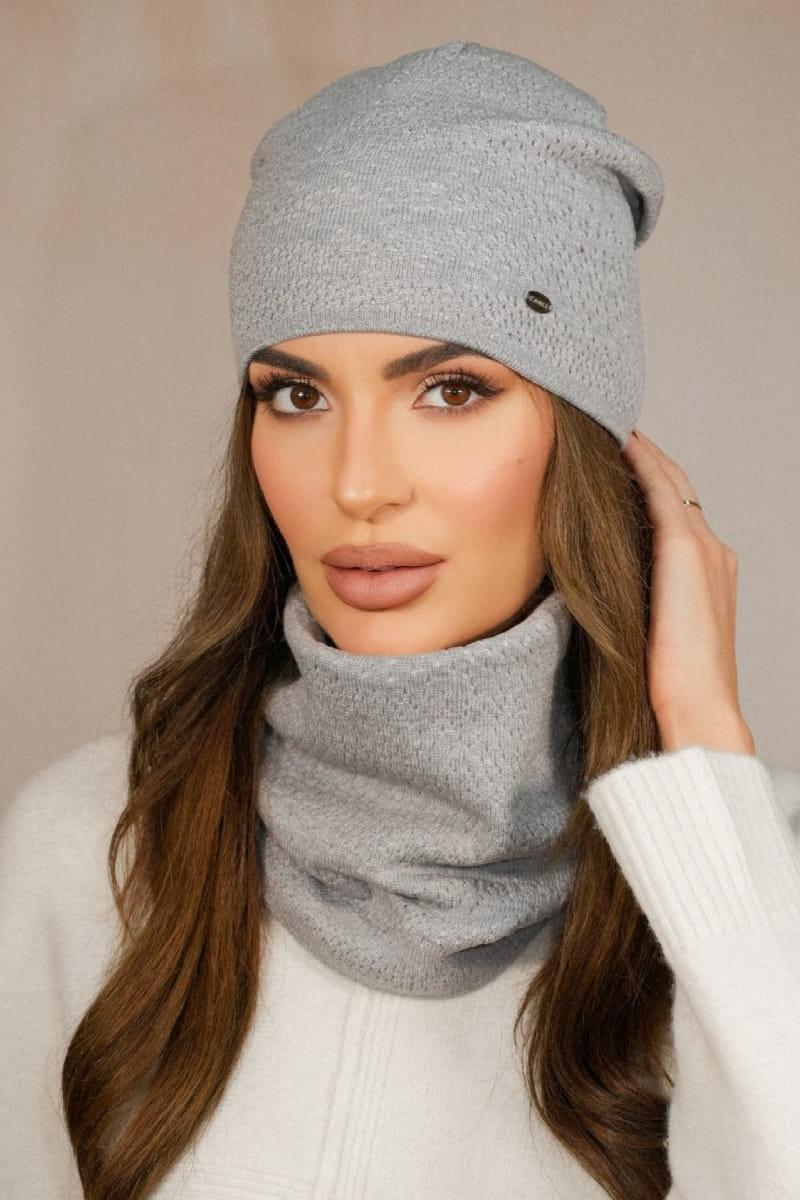 Detal czapki z kominem Narcyz, ukazujący unikalny ścieg i metalowe logo Kamea | Spironik.pl