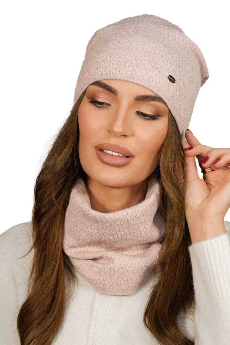 Komplet (Czapka + Komin), Model: Narcyz-Komplet, Kolor: różowy, Skład materiału: 52% Wiskoza; 26% Pbt; 22% Poliamid, Przeznaczenie: Jesień/Zima, Wymiary(długość/szerokość): 32cm/35cm