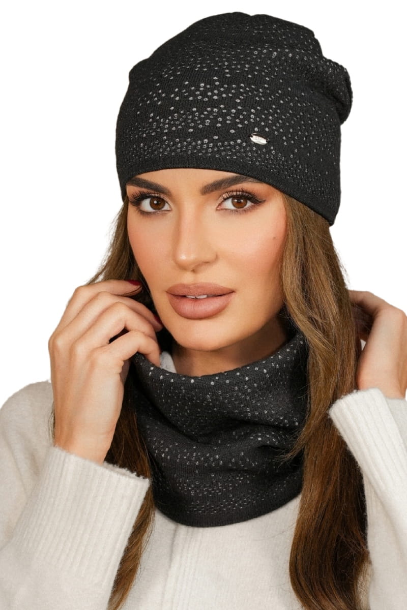 Komplet (Czapka + Komin), Model: Narcyz-Komplet, Kolor: grafitowy, Skład materiału: 52% Wiskoza; 26% Pbt; 22% Poliamid, Przeznaczenie: Jesień/Zima, Wymiary(długość/szerokość): 32cm/35cm