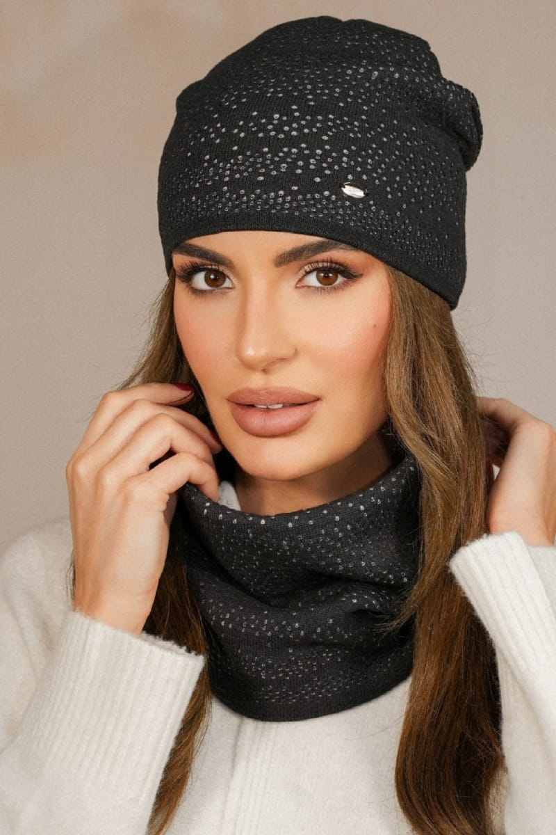 Detal czapki z metalowym logo Kamea oraz unikalnym ściegiem w grafitowym kolorze | Spironik.pl