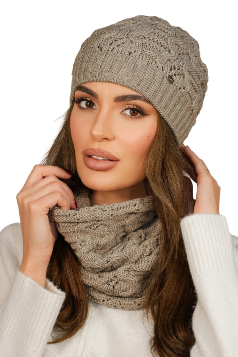 Komplet (Czapka + Komin), Model: Kamila-Komplet, Kolor: ciemny beżowy, Skład materiału: 50% Akryl; 30% Wełna; 20% Poliamid, Przeznaczenie: Jesień/Zima, Wymiary(długość/szerokość): 32cm/33cm