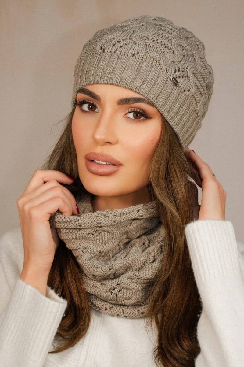 Komplet (Čepice + Šála), Model: Kamila-Komplet, Barva: tmavě béžová, Složení materiálu: 50% Akryl; 30% Vlna; 20% Polyamid, Určení: Podzim/Zima, Rozměry(délka/šířka): 32cm/33cm (Komplet (Čepice + Šála), fotografie 2)
