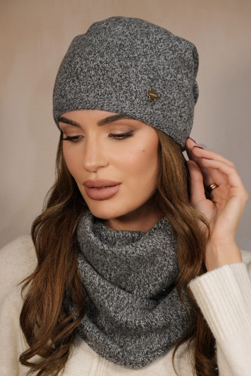 Komplet (Czapka + Komin), Model: Anna-Komplet, Kolor: czarny mel., Skład materiału: 80% Wełna; 20% Poliamid, Rozmiar: Uniwersalny (54-60) (Komplet (Czapka + Komin), zdjęcie 2)