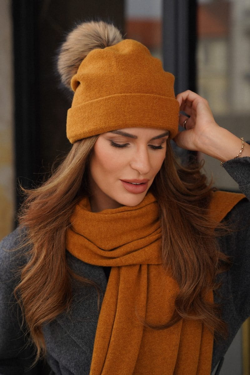 Čepice, Model: Chiru Eco Pompon, Barva: hořčicová, Složení materiálu: 80% Vlna; 20% Polyamid, Určení: Podzim/Zima, Velikost: Univerzální (54-60)