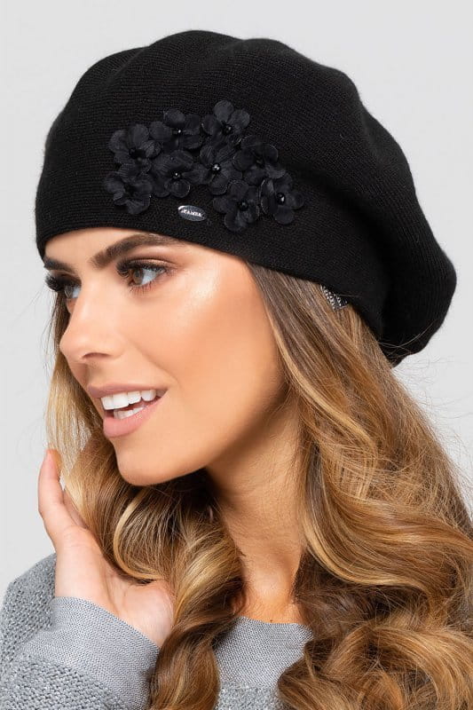 ARIZONA beret  damski zimowy  z kwiatkami na wysokiej nóżce kolor czarny