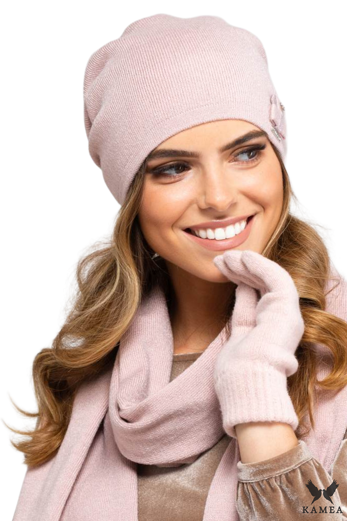 Czapka Damska, Model: Indiana, Kolor: różowy, Skład materiału: 40% Akryl; 25% Wiskoza; 20% Wełna; 15% Elastan, Przeznaczenie: Jesień/Zima, Rozmiar: Uniwersalny (54-60)