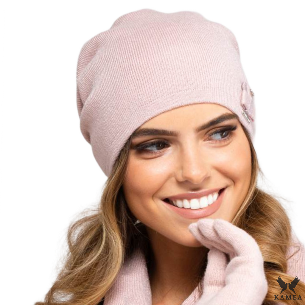 Czapka Damska, Model: Indiana, Kolor: różowy, Skład materiału: 40% Akryl; 25% Wiskoza; 20% Wełna; 15% Elastan, Przeznaczenie: Jesień/Zima, Rozmiar: Uniwersalny (54-60) (Czapka Damska, zdjęcie 2)