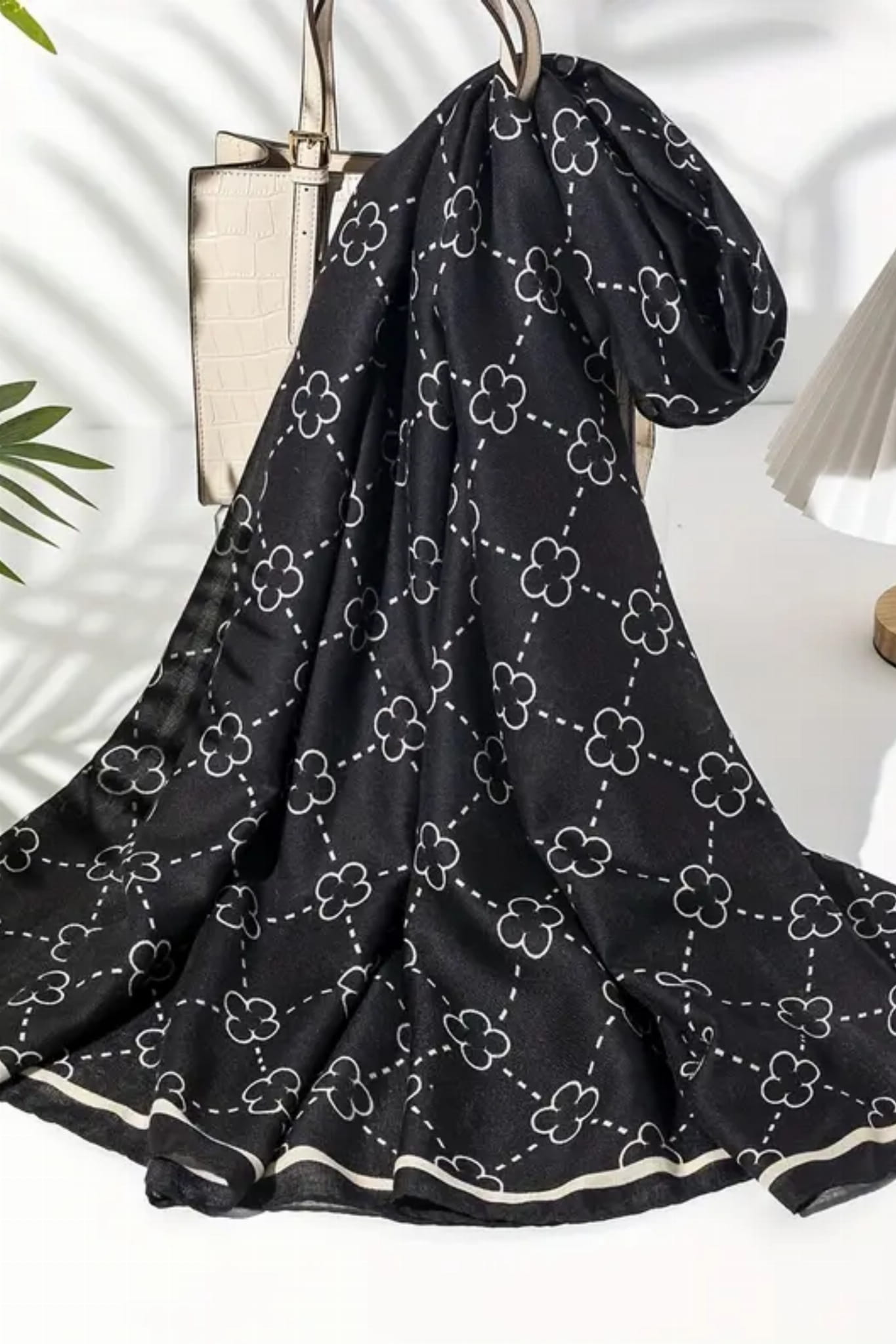 Přední strana šálu Lucky Clover, prezentující elegantní zpracování okrajů jemným pruhem | KAMEA | Spironik.pl