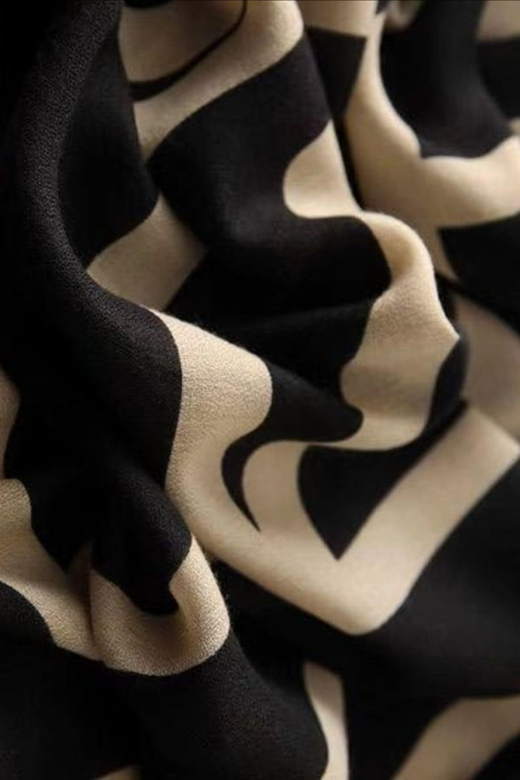 Detail geometrického vzoru na černém dámském šálu, ideálního pro každé roční období | KAMEA | Spironik.pl