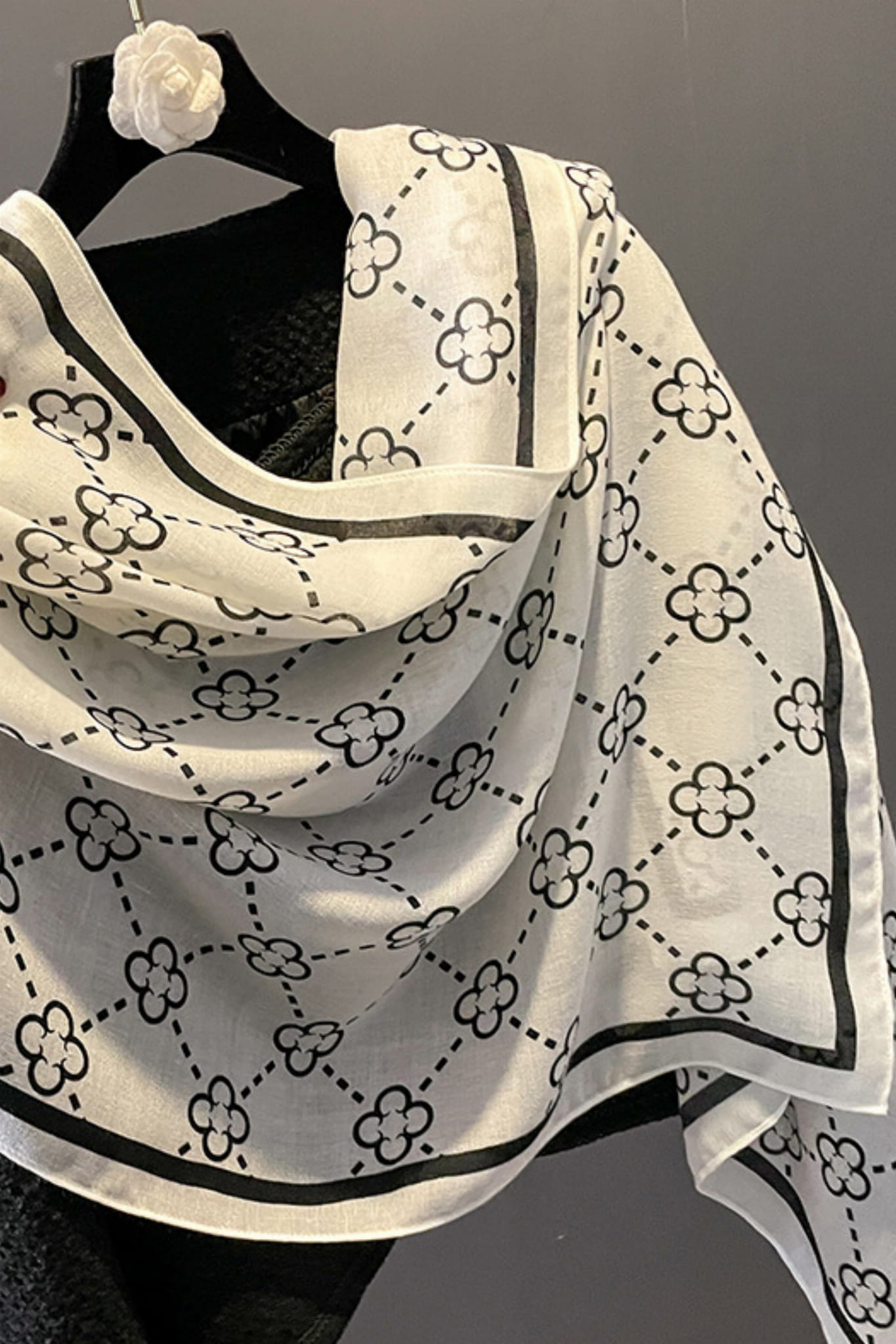 Šál o rozměrech 180x85 cm, ideální na různé roční období, v měkké a prodyšné tkanině | KAMEA | Spironik.pl