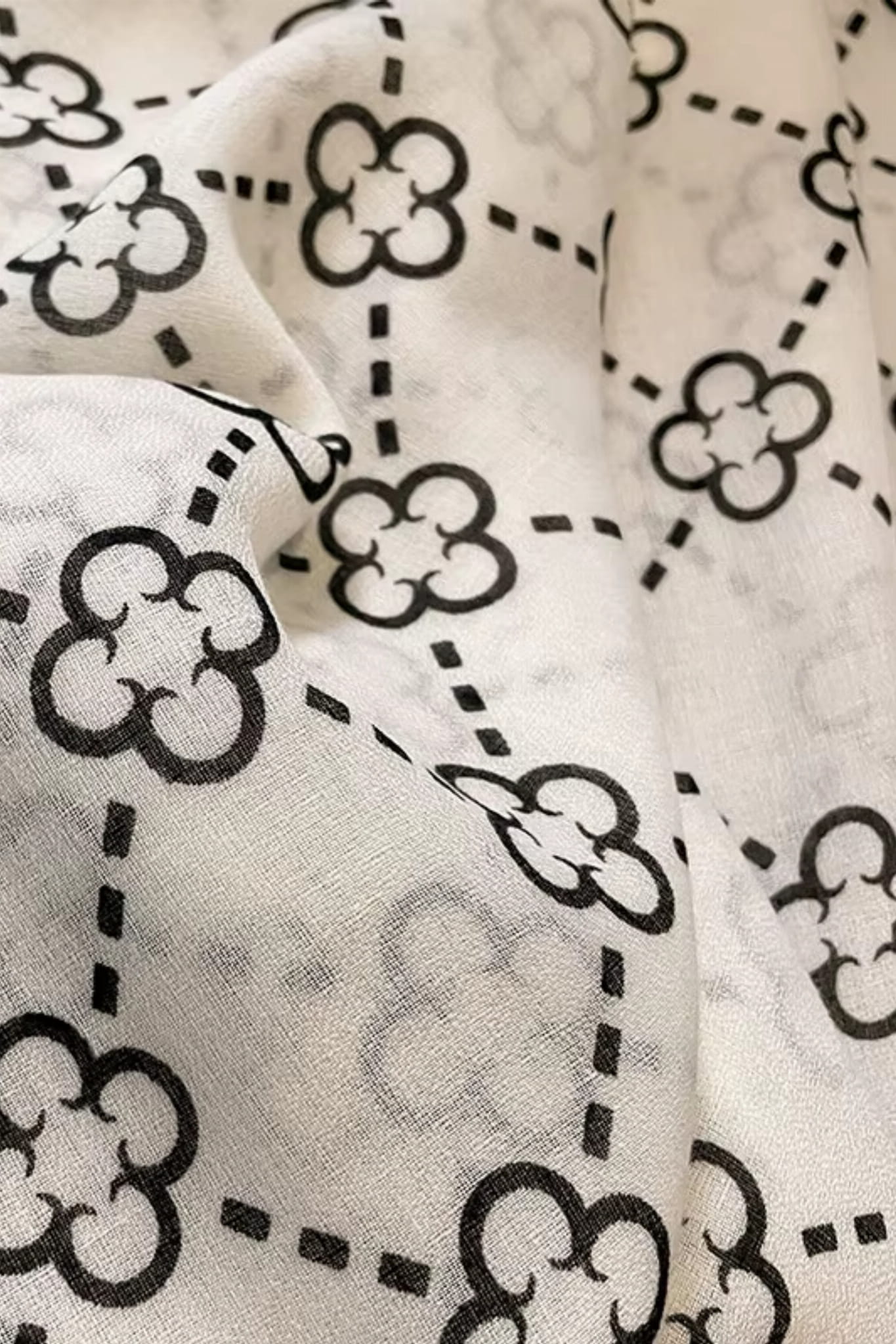 Šál Lucky Clover v použití, stylově zkombinovaný s kabátem a svetr | KAMEA | Spironik.pl