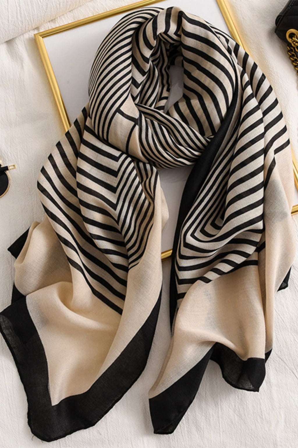 Přední strana šály s pruhy, prezentující elegantní design a jemný monogram | KAMEA | Spironik.pl