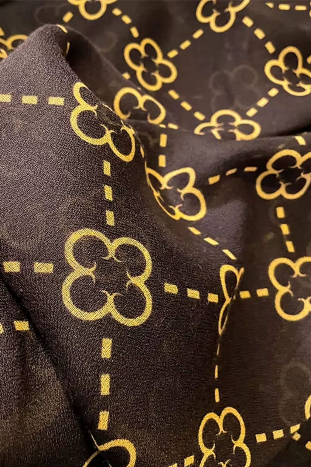 Okraj šátku zakončen jemným páskem, který dodává elegantní charakter | KAMEA | Spironik.pl