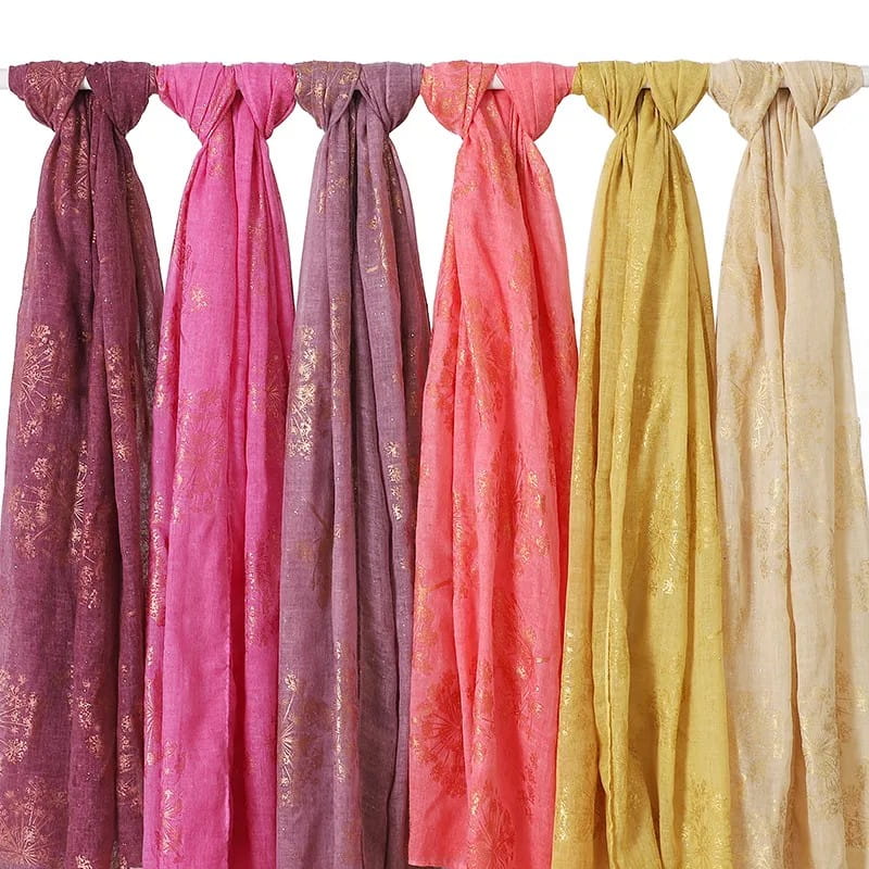 Přiblížení na zdobení zlatými květinami na šátku o rozměrech 180x70 cm | KAMEA | Spironik.pl