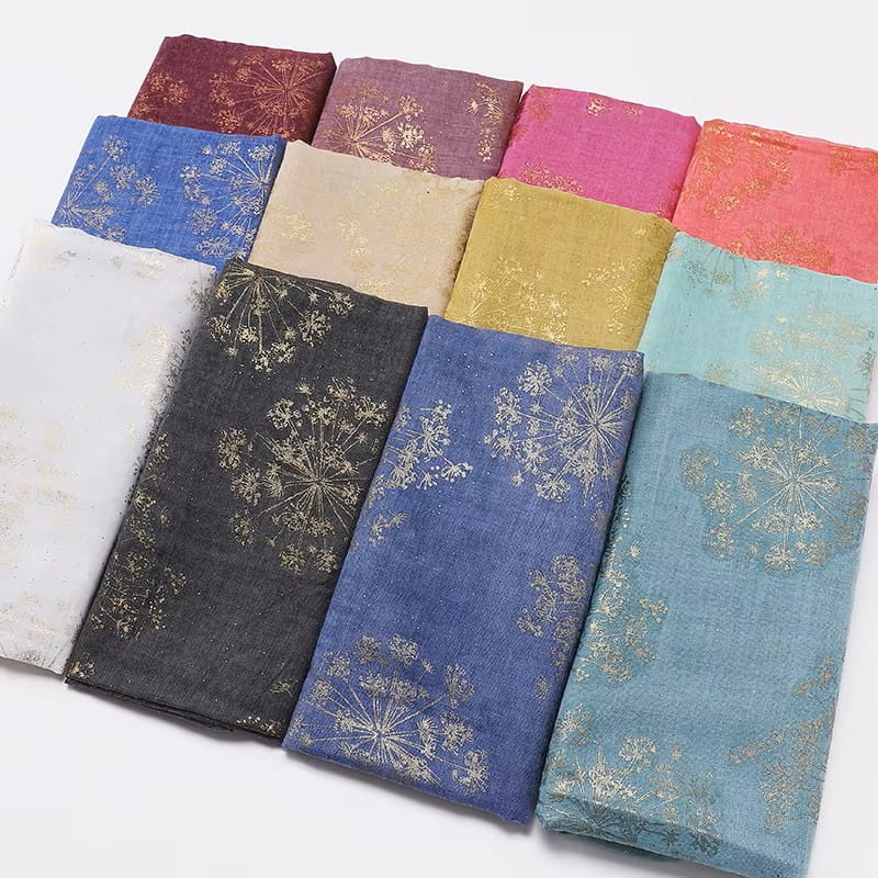 Šál Golden Flower v použití, jako módní doplněk k každodennímu stylingu | KAMEA | Spironik.pl