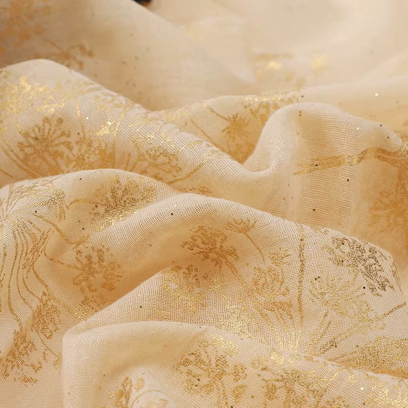 Bok šálu ukazující jemný lesk materiálu a zlaté detaily | KAMEA | Spironik.pl