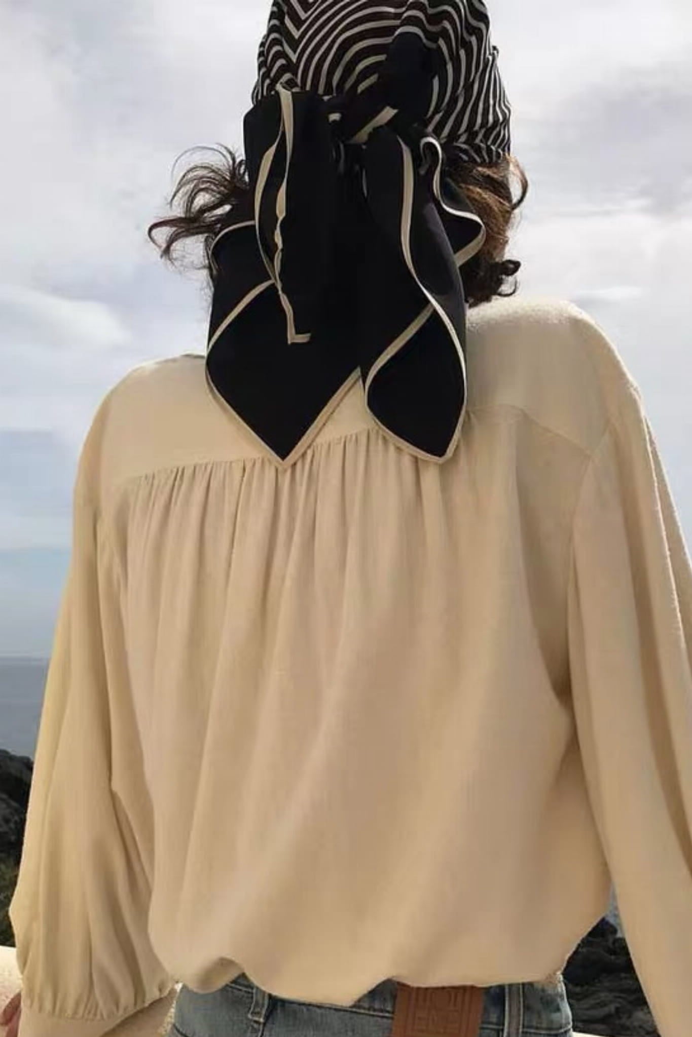 Šál v použití, přehozený přes kabát, ideální na chladnější dny, dodávající eleganci stylizaci | KAMEA | Spironik.pl