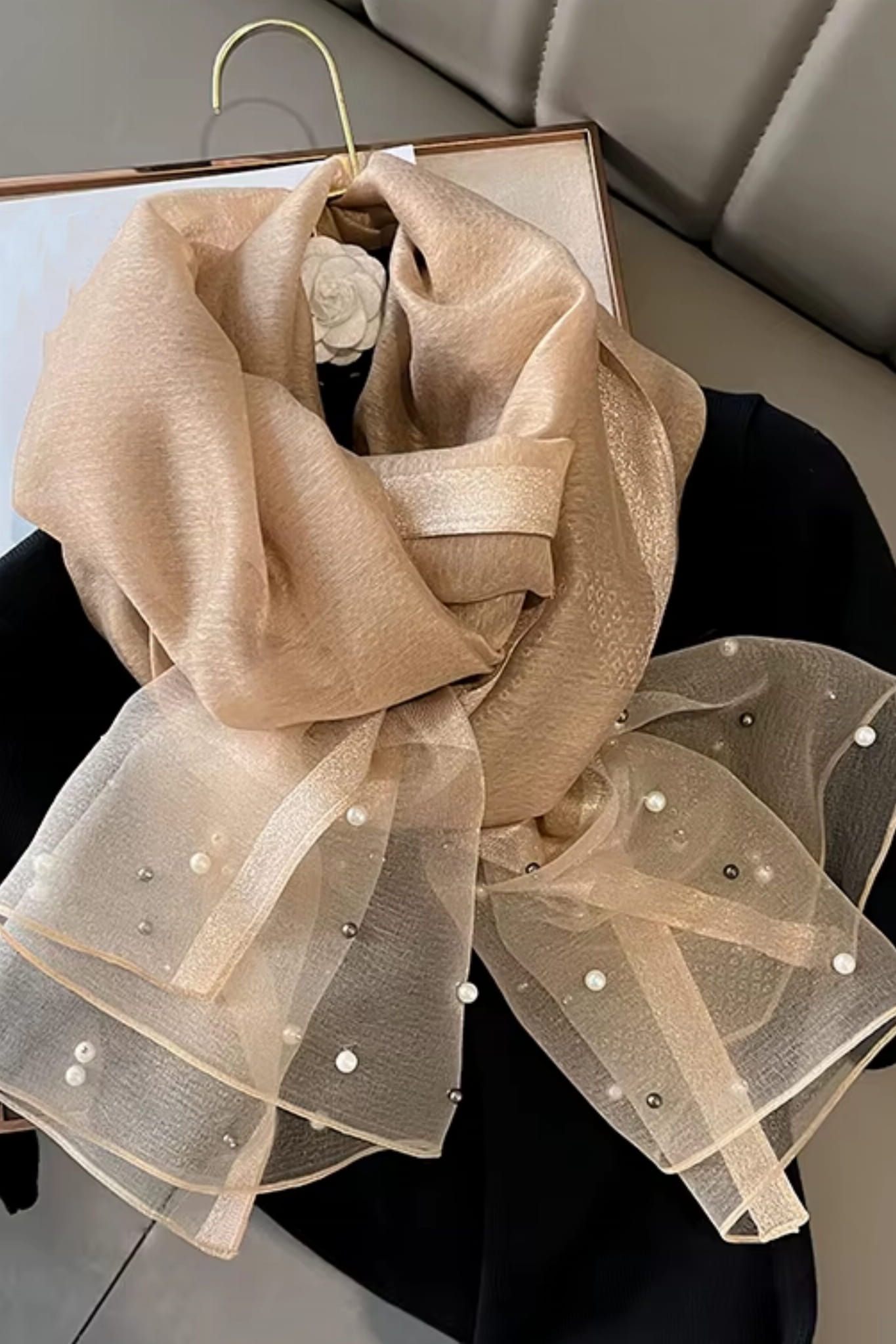 Szalik Damski, Model: RS001-15//T22//1, Kolor: beżowy, Skład materiału: 60% Jedwab; 40% Poliester, Przeznaczenie: Wielosezonowe, Wymiary(długość/szerokość): 190cm/75cm (Szalik Damski, zdjęcie 2)