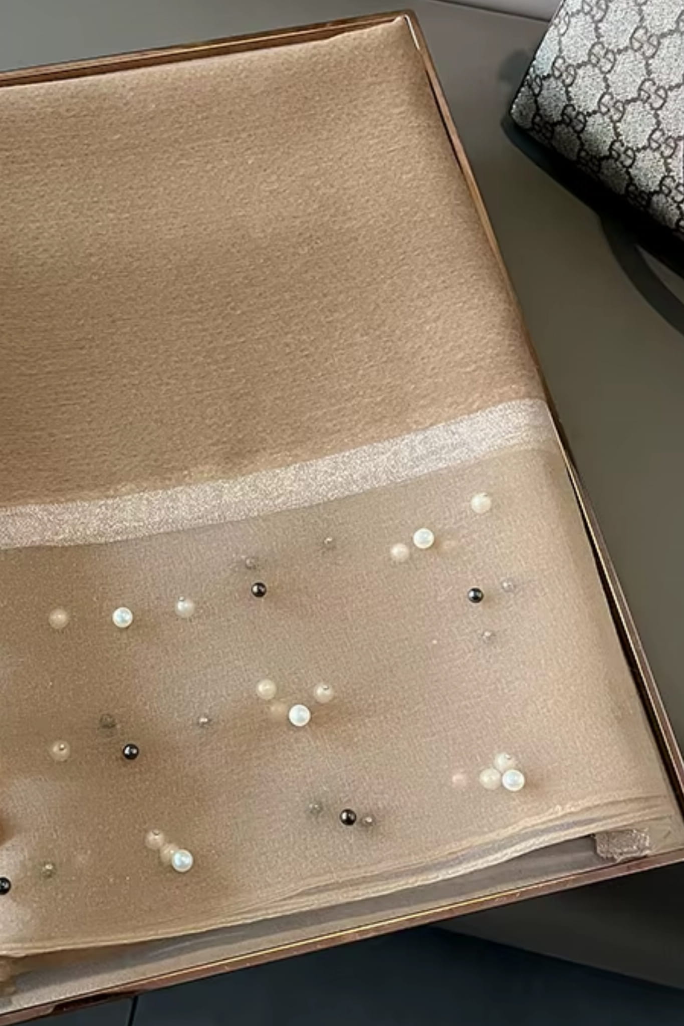 Szalik Damski, Model: RS001-15//T22//1, Kolor: beżowy, Skład materiału: 60% Jedwab; 40% Poliester, Przeznaczenie: Wielosezonowe, Wymiary(długość/szerokość): 190cm/75cm (Szalik Damski, zdjęcie 3)