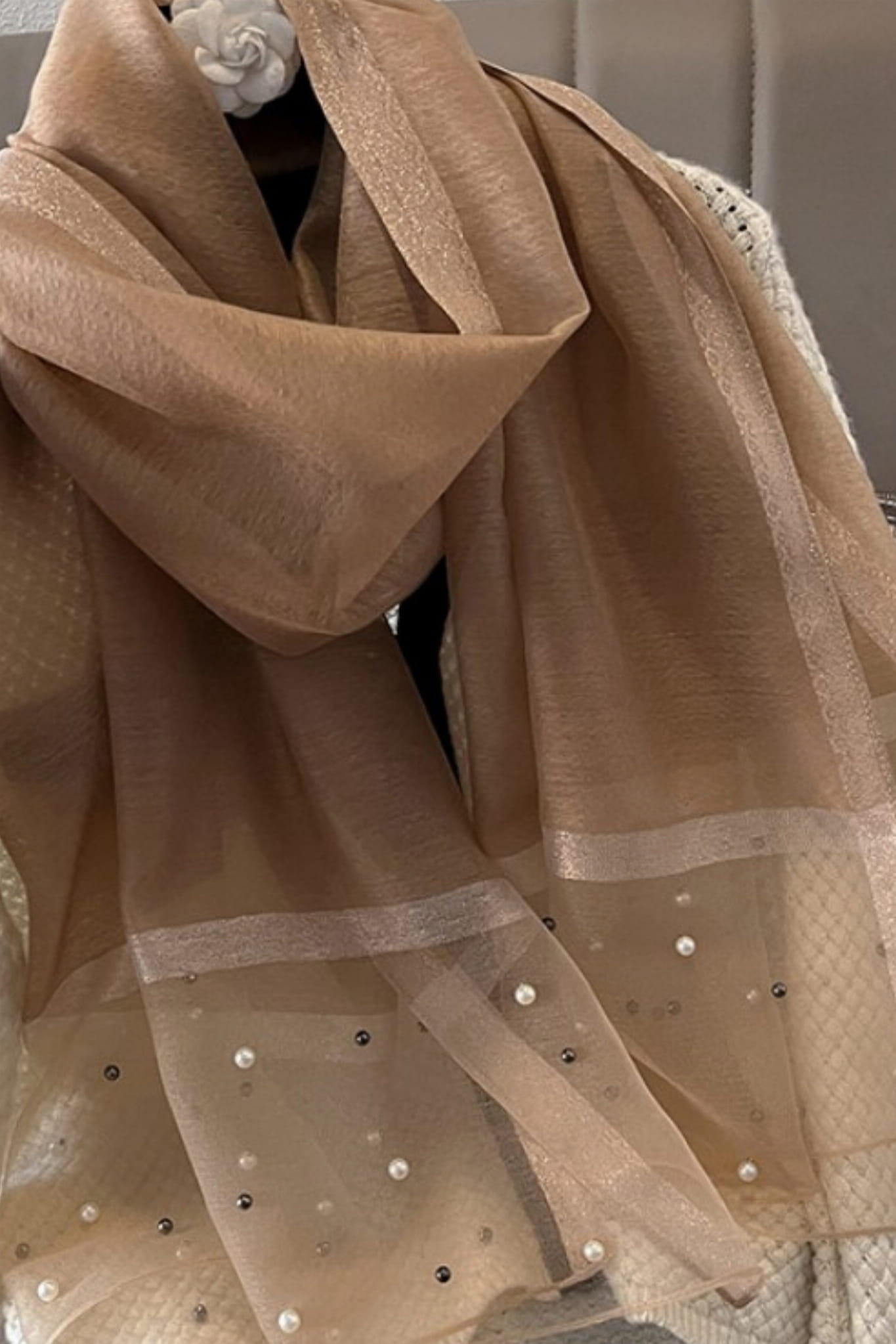 Szalik Damski, Model: RS001-15//T22//1, Kolor: beżowy, Skład materiału: 60% Jedwab; 40% Poliester, Przeznaczenie: Wielosezonowe, Wymiary(długość/szerokość): 190cm/75cm (Szalik Damski, zdjęcie 4)