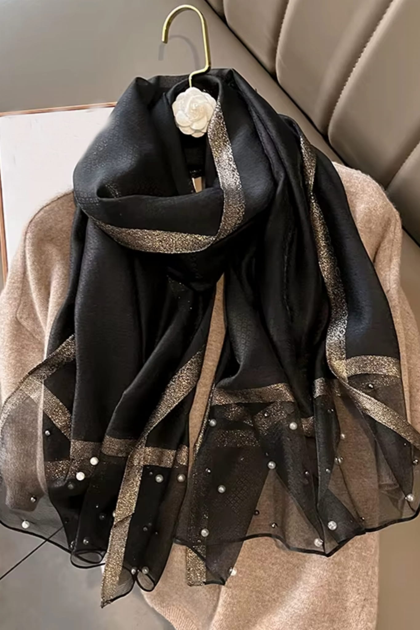 Szalik Damski, Model: RS001-2//T22//1, Kolor: czarny, Skład materiału: 60% Jedwab; 40% Poliester, Przeznaczenie: Wielosezonowe, Wymiary(długość/szerokość): 190cm/75cm