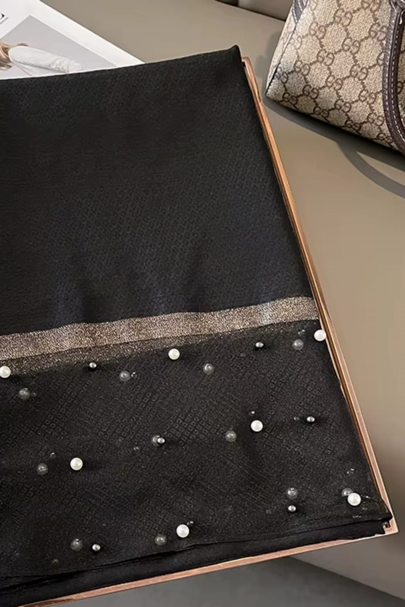 Szalik Damski, Model: RS001-2//T22//1, Kolor: czarny, Skład materiału: 60% Jedwab; 40% Poliester, Przeznaczenie: Wielosezonowe, Wymiary(długość/szerokość): 190cm/75cm (Szalik Damski, zdjęcie 2)