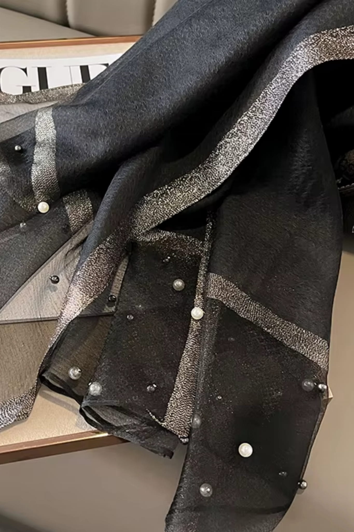 Szalik Damski, Model: RS001-2//T22//1, Kolor: czarny, Skład materiału: 60% Jedwab; 40% Poliester, Przeznaczenie: Wielosezonowe, Wymiary(długość/szerokość): 190cm/75cm (Szalik Damski, zdjęcie 3)