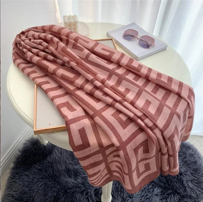 Detail šátku Vektor Módy, ukazující měkkou texturu viskózy a moderní design | KAMEA | Spironik.pl