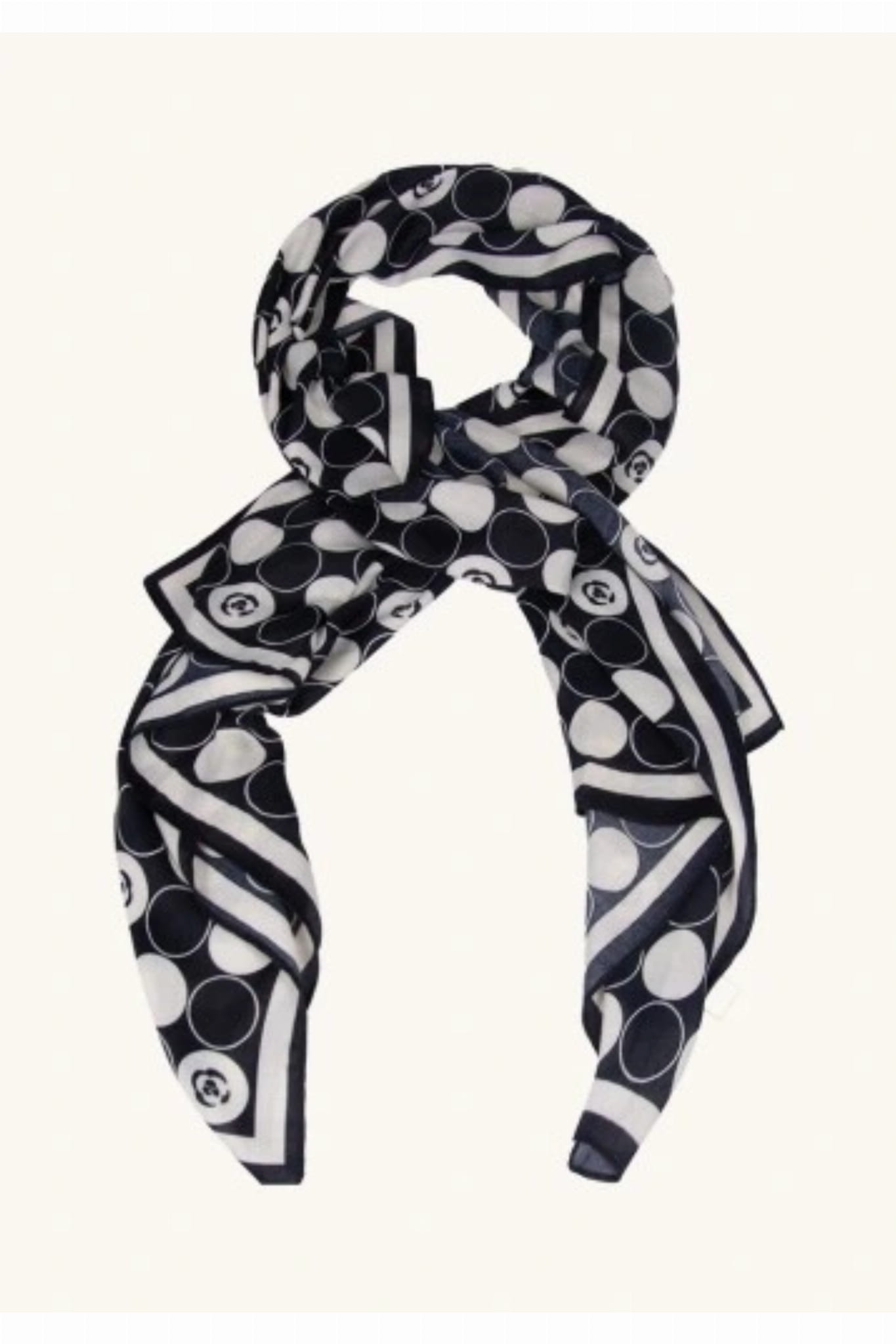 Šál s puntíky zblízka, ukazující jemnou strukturu viskózy a elegantní květinový motiv | KAMEA | Spironik.pl