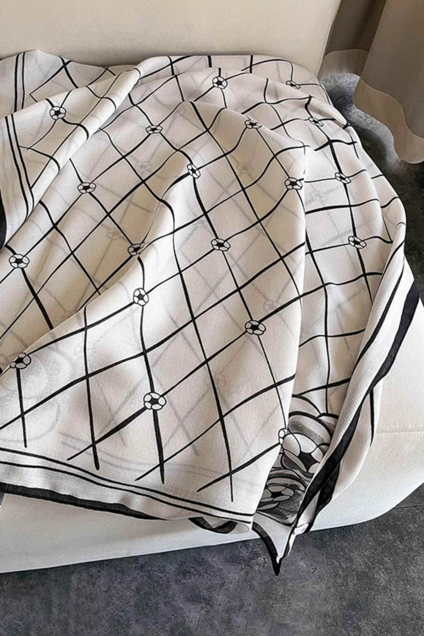 Šátek v použití, volně přehozený přes ramena, podtrhující elegantní styl | KAMEA | Spironik.pl