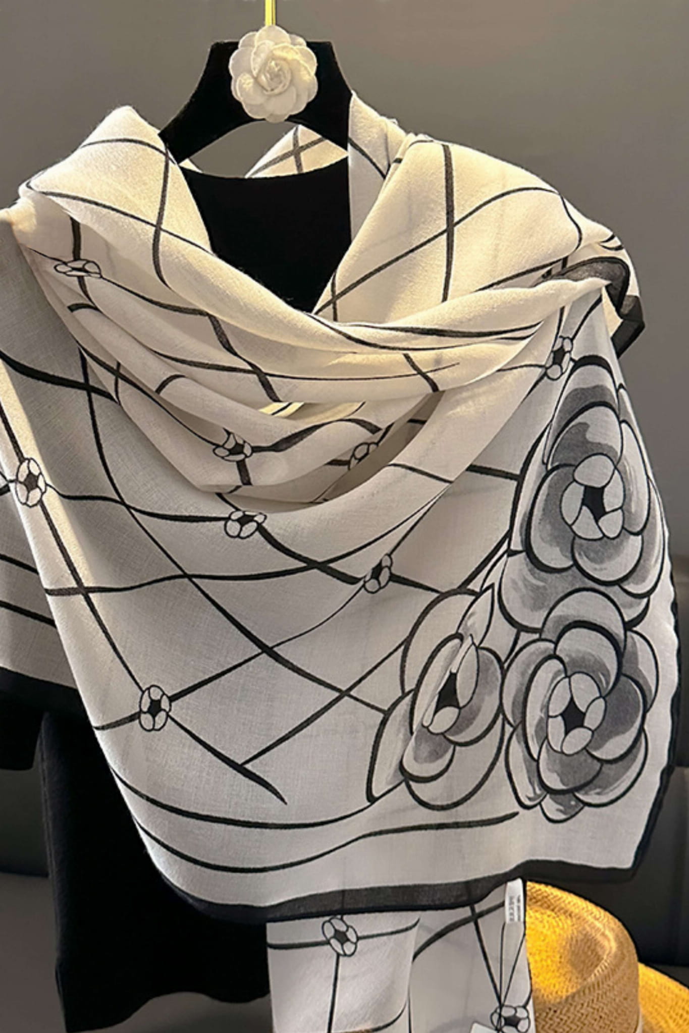 Detail vzoru šátku: geometricko-květinový motiv na světlém pozadí, ideální do stylizace | KAMEA | Spironik.pl