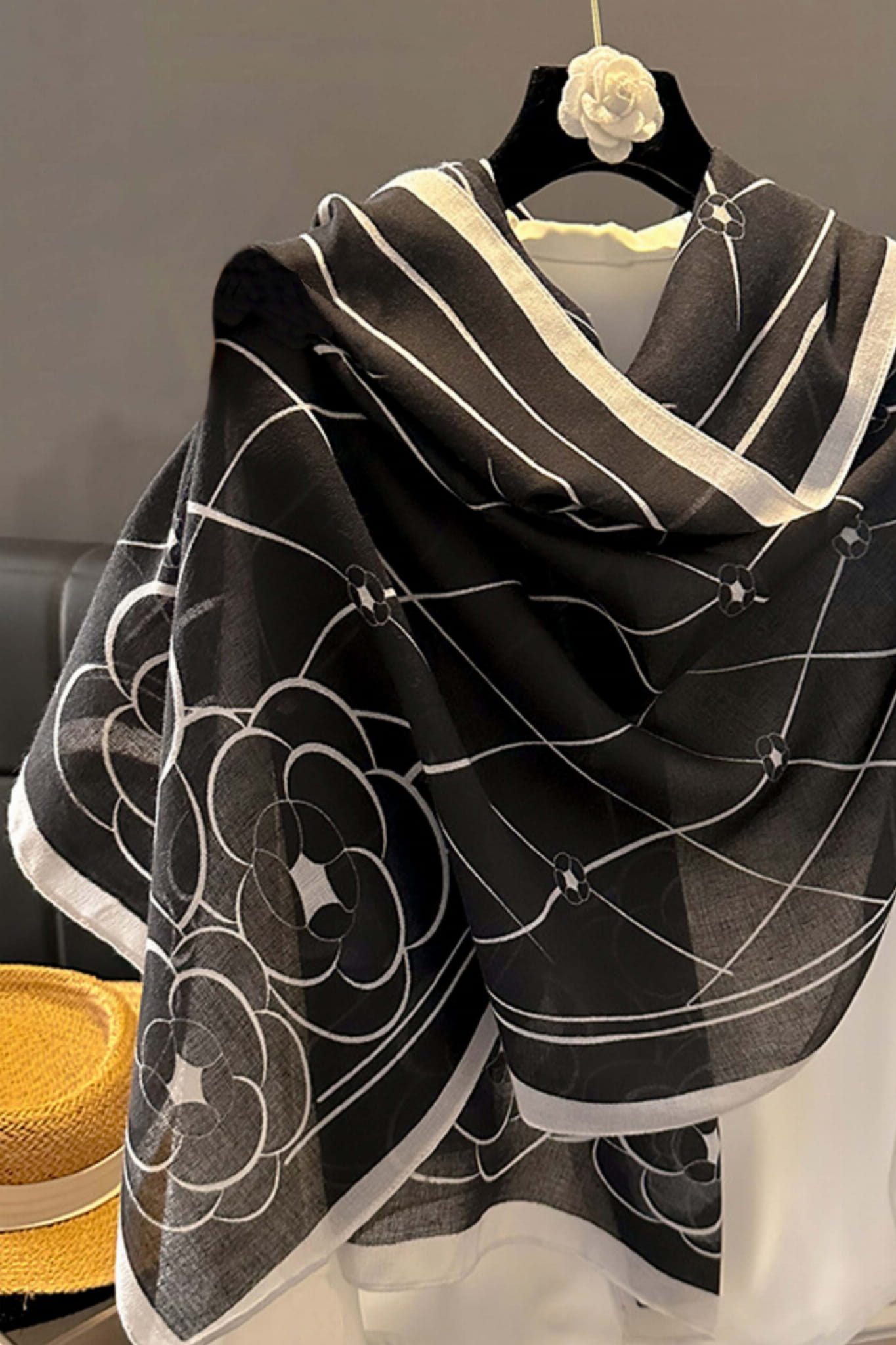Detail šátku ukazující elegantní geometrický vzor na černém pozadí, ideální do stylizace | KAMEA | Spironik.pl