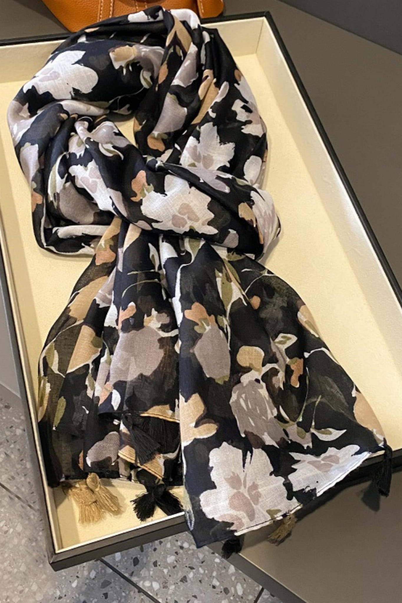 Szalik Damski, Model: C1986//T25//4, Kolor: czarny, Skład materiału: 50% Wiskoza; 50% Bawełna, Przeznaczenie: Wielosezonowe, Wymiary(długość/szerokość): 180cm/90cm