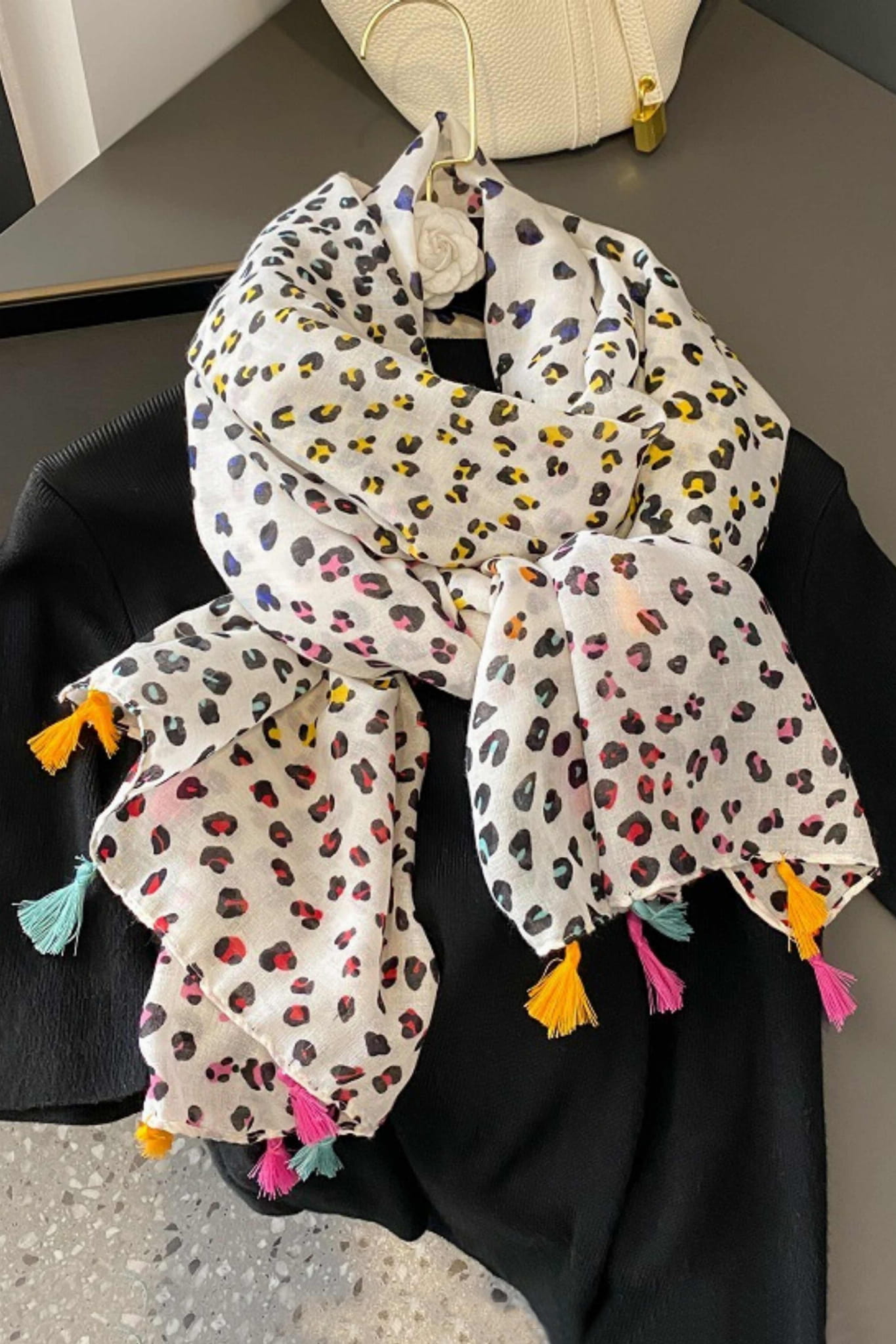 Szalik Damski, Model: C1989//T25//4, Kolor: ekru, Skład materiału: 50% Wiskoza; 50% Bawełna, Przeznaczenie: Wielosezonowe, Wymiary(długość/szerokość): 180cm/90cm