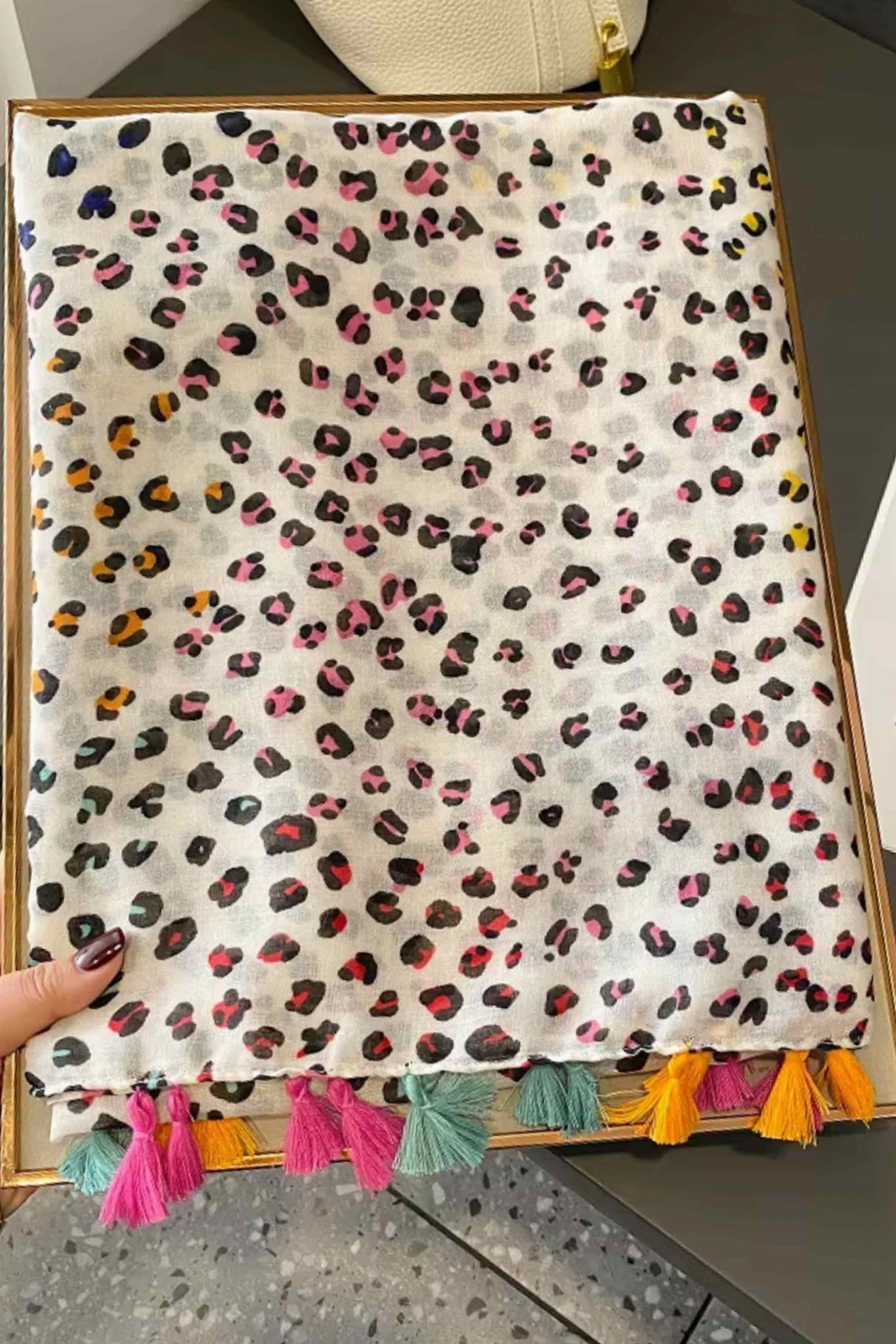 Szal o wymiarach 180x90 cm w kolorze ekru, wykonany z bawełny i wiskozy, w nowoczesnym stylu | KAMEA | Spironik.pl