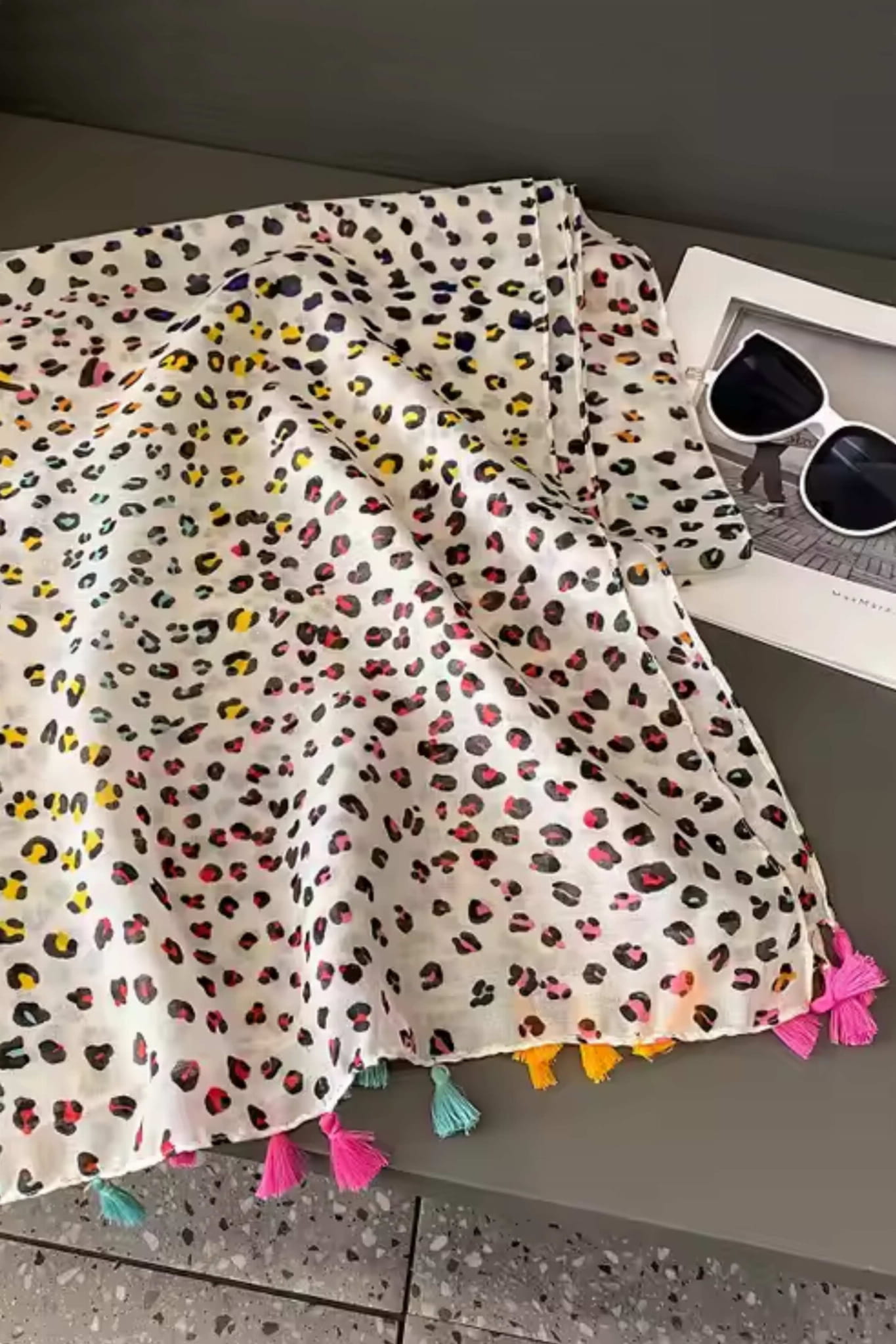 Szal w kolorową panterkę, doskonały dodatek do jednokolorowego płaszcza lub kurtki | KAMEA | Spironik.pl