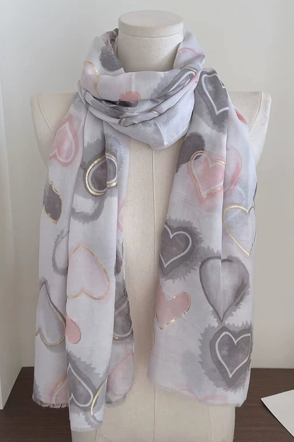 Detal tkaniny szala z pastelowymi sercami, ukazujący miękkość materiału | KAMEA | Spironik.pl