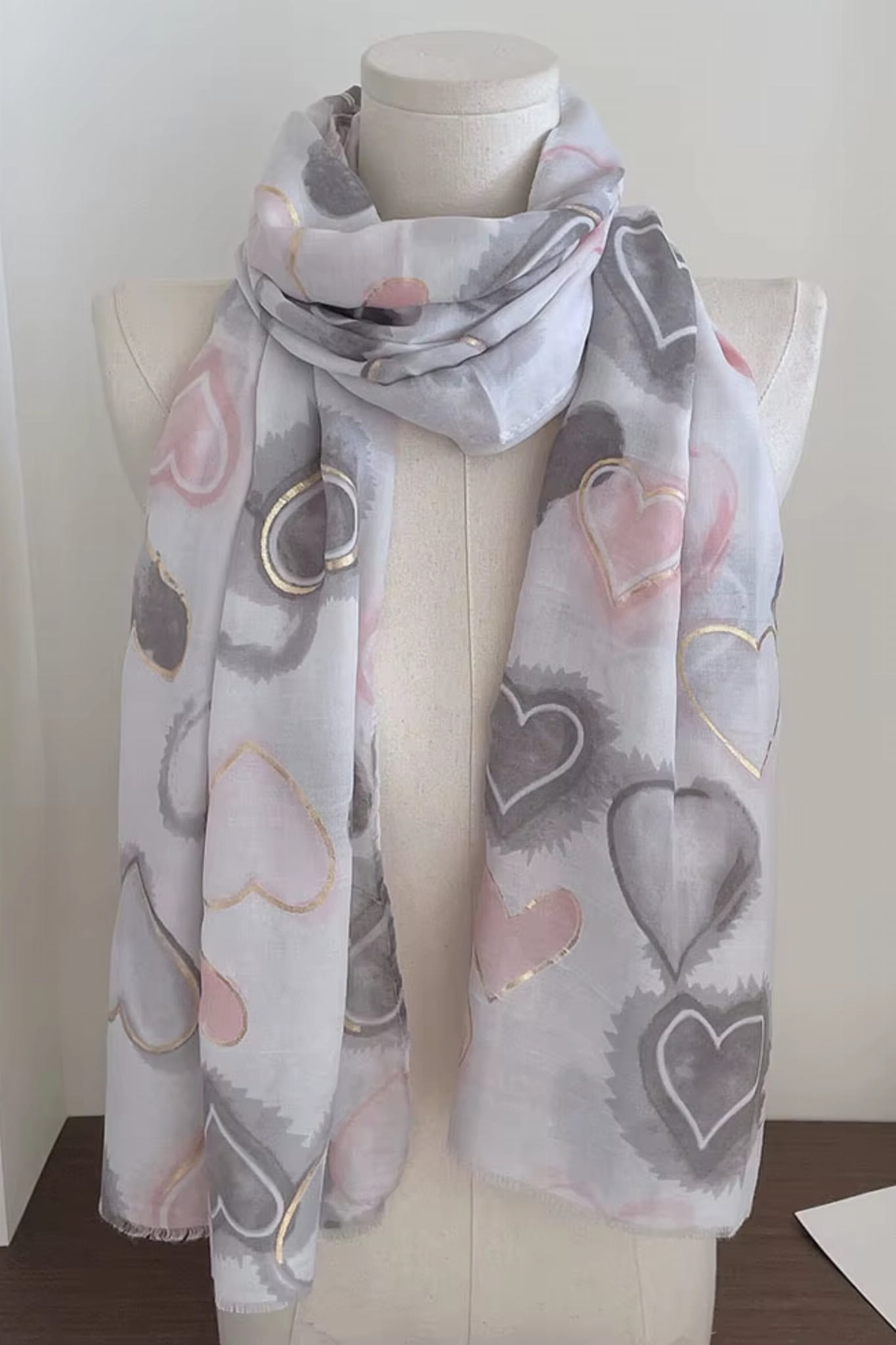 Detal tkaniny szala z pastelowymi sercami, ukazujący miękkość materiału | KAMEA | Spironik.pl