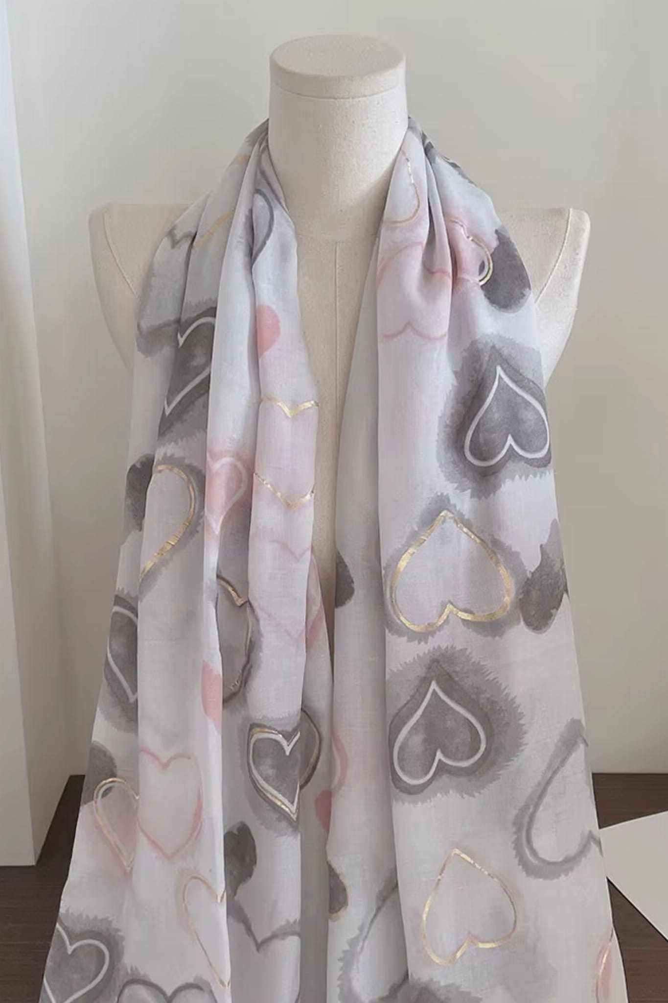 Szal w użyciu, stylizowany na casualowy look, idealny do codziennych outfitów | KAMEA | Spironik.pl