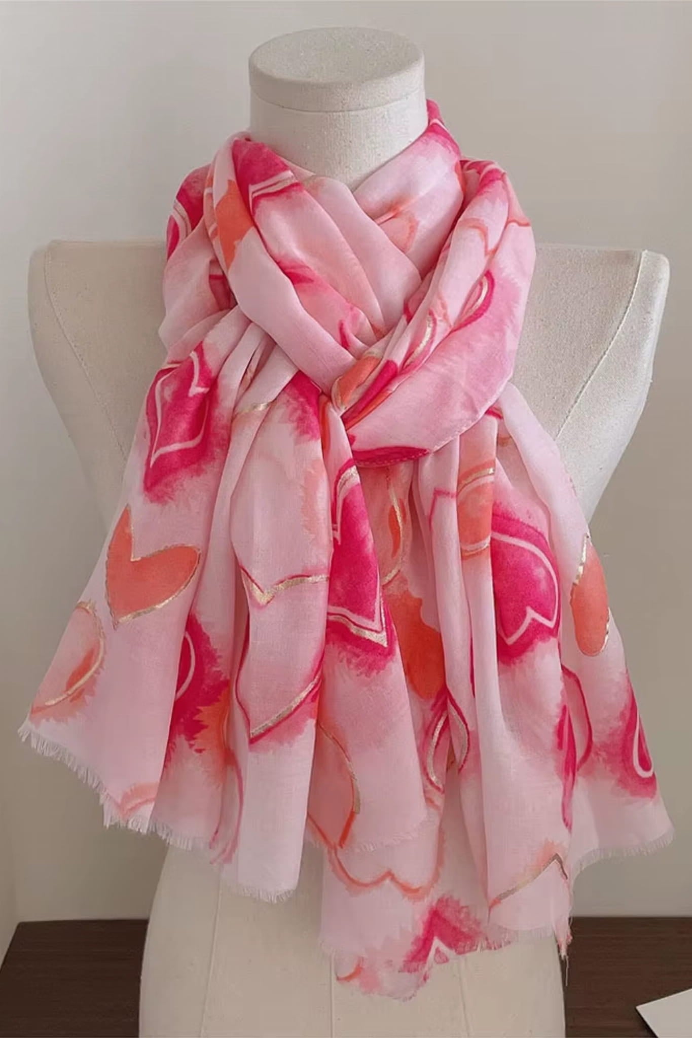 Detal szala ukazujący subtelny złoty połysk oraz akwarelowe serca w odcieniach czerwieni i pomarańczy | KAMEA | Spironik.pl