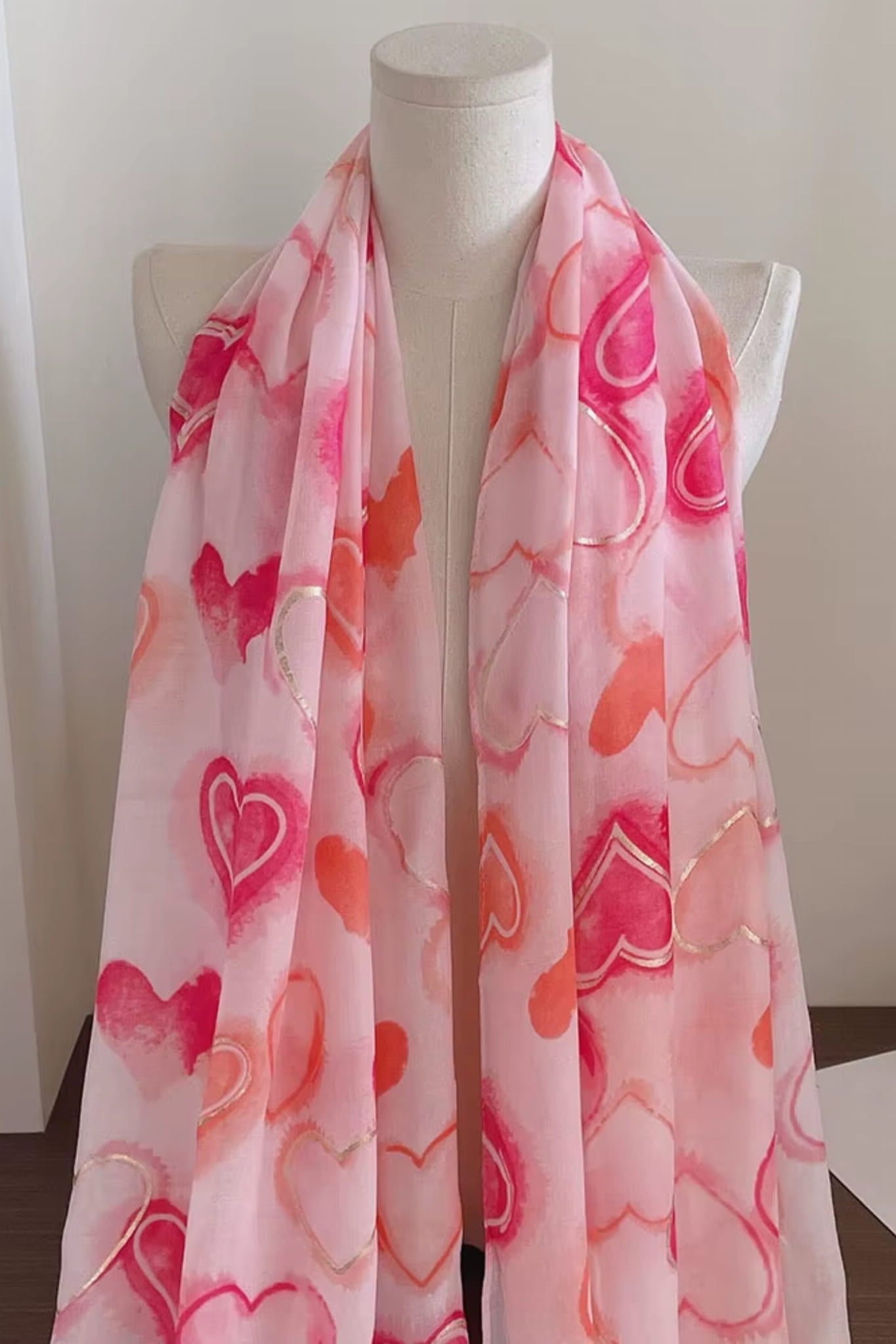 Szal o wymiarach 180x90 cm, złożony na stole, ukazujący miękki materiał z bawełny i wiskozy | KAMEA | Spironik.pl