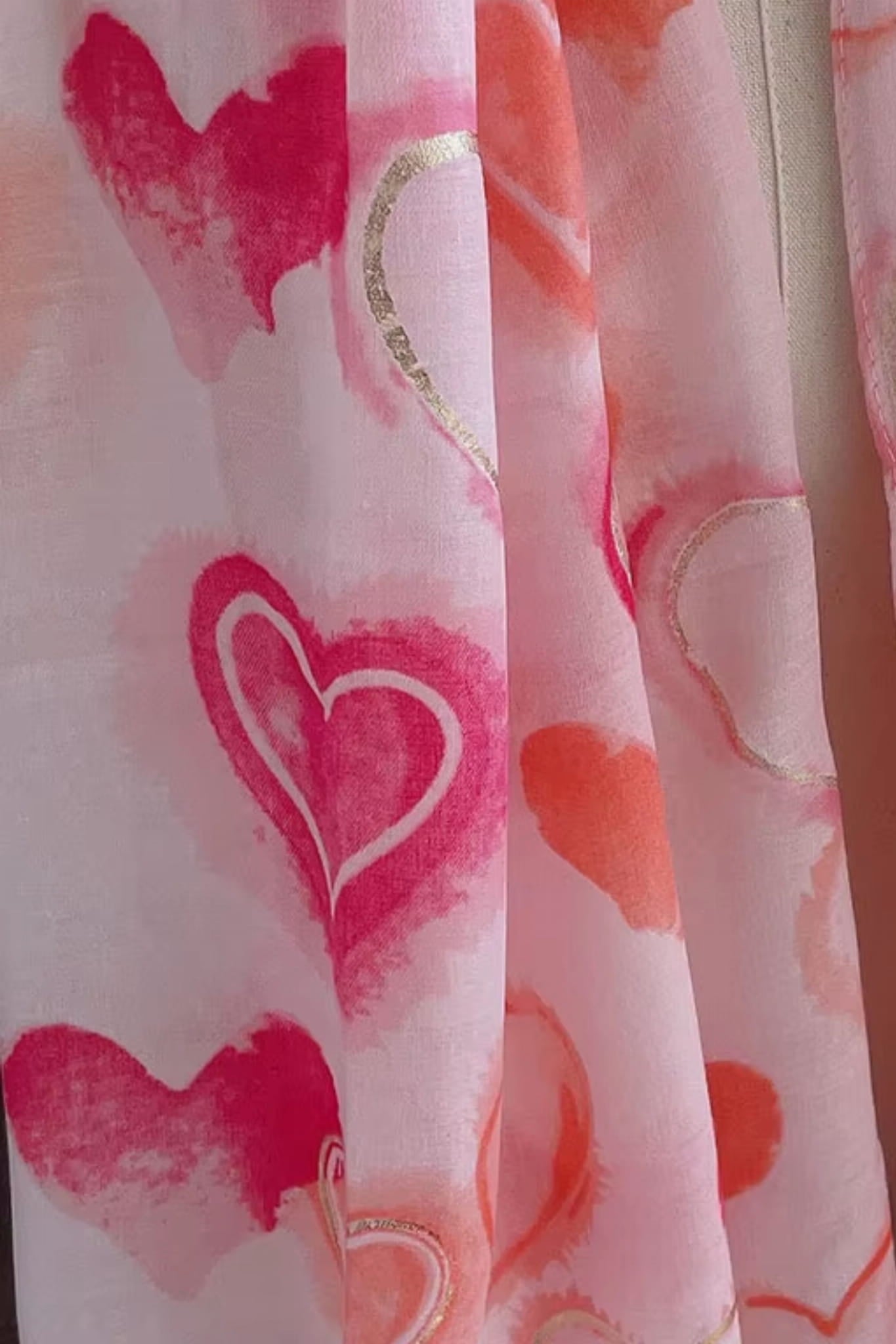 Różowy szal na szyi modelki, prezentujący romantyczny akcent w codziennej stylizacji | KAMEA | Spironik.pl