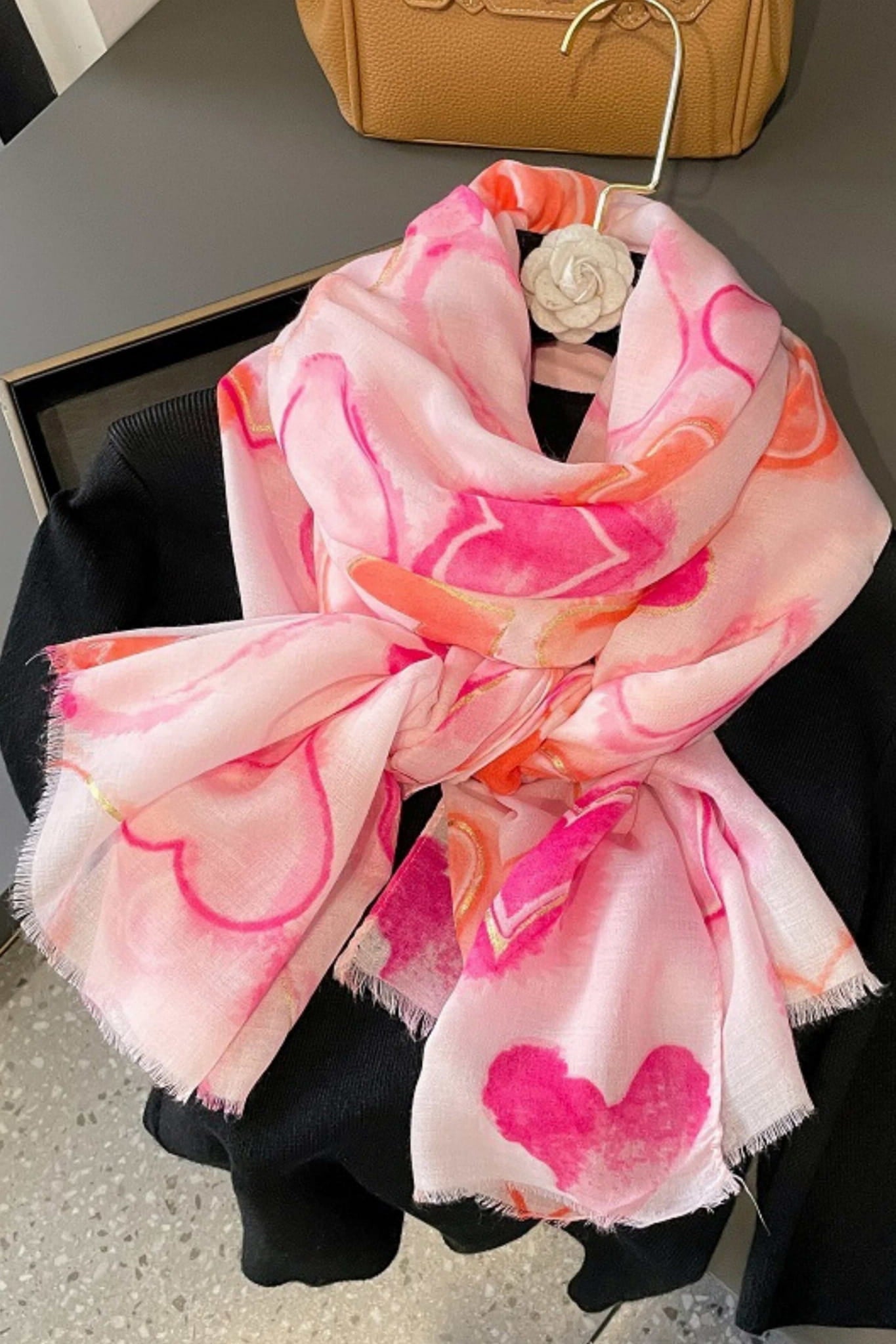 Szalik Damski, Model: C1997-4//T25//4, Kolor: różowy, Skład materiału: 50% Wiskoza; 50% Bawełna, Przeznaczenie: Wielosezonowe, Wymiary(długość/szerokość): 180cm/90cm