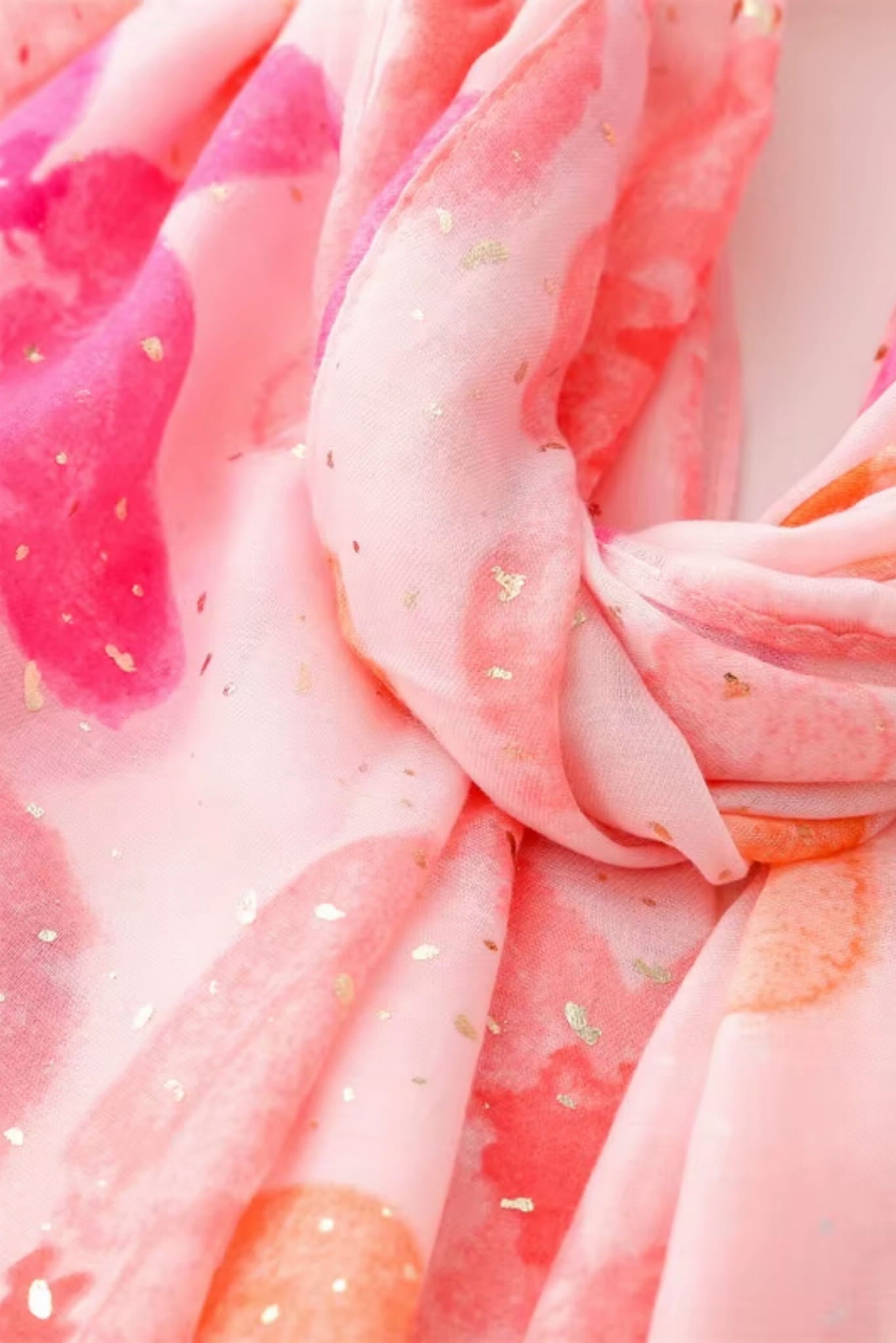 Detal szala z pastelowym motywem kwiatowym, ukazujący delikatny połysk materiału | KAMEA | Spironik.pl