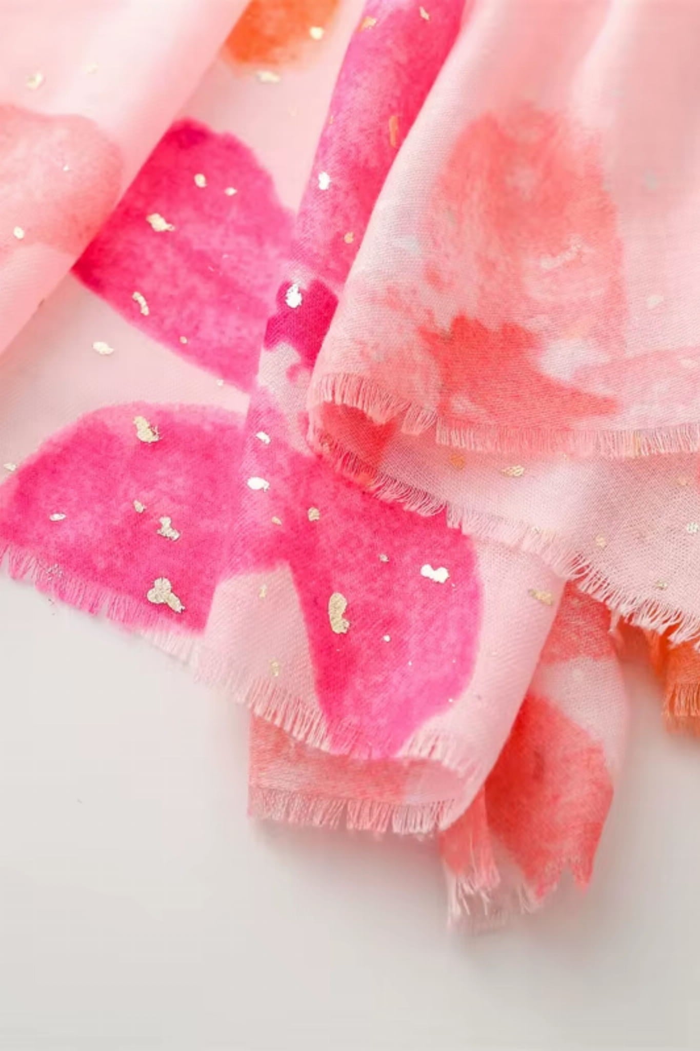 Szal w kwiaty na tle wiosennej stylizacji, dodający lekkości i kobiecego wdzięku | KAMEA | Spironik.pl