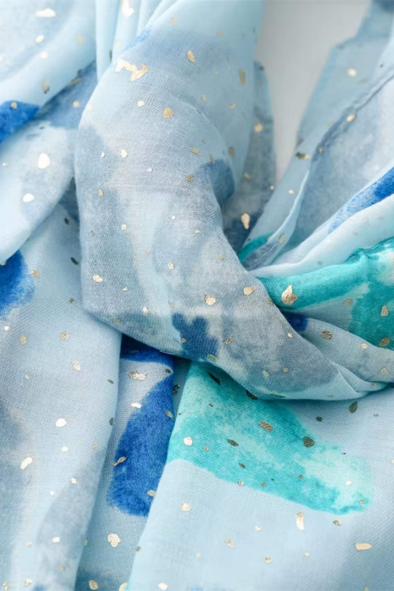 Detal wzoru akwarelowych kwiatów w odcieniach niebieskiego i zieleni | KAMEA | Spironik.pl