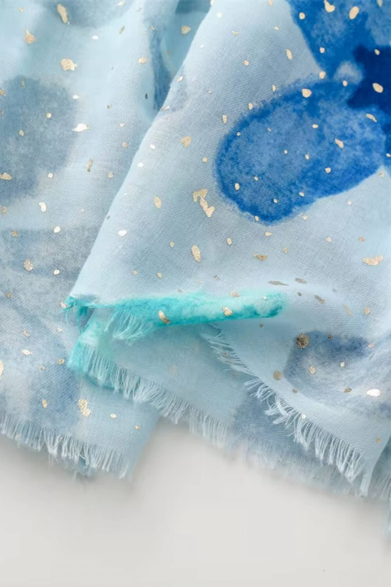 Szal z boku, ukazujący lekkość materiału i subtelne połyskujące drobinki | KAMEA | Spironik.pl