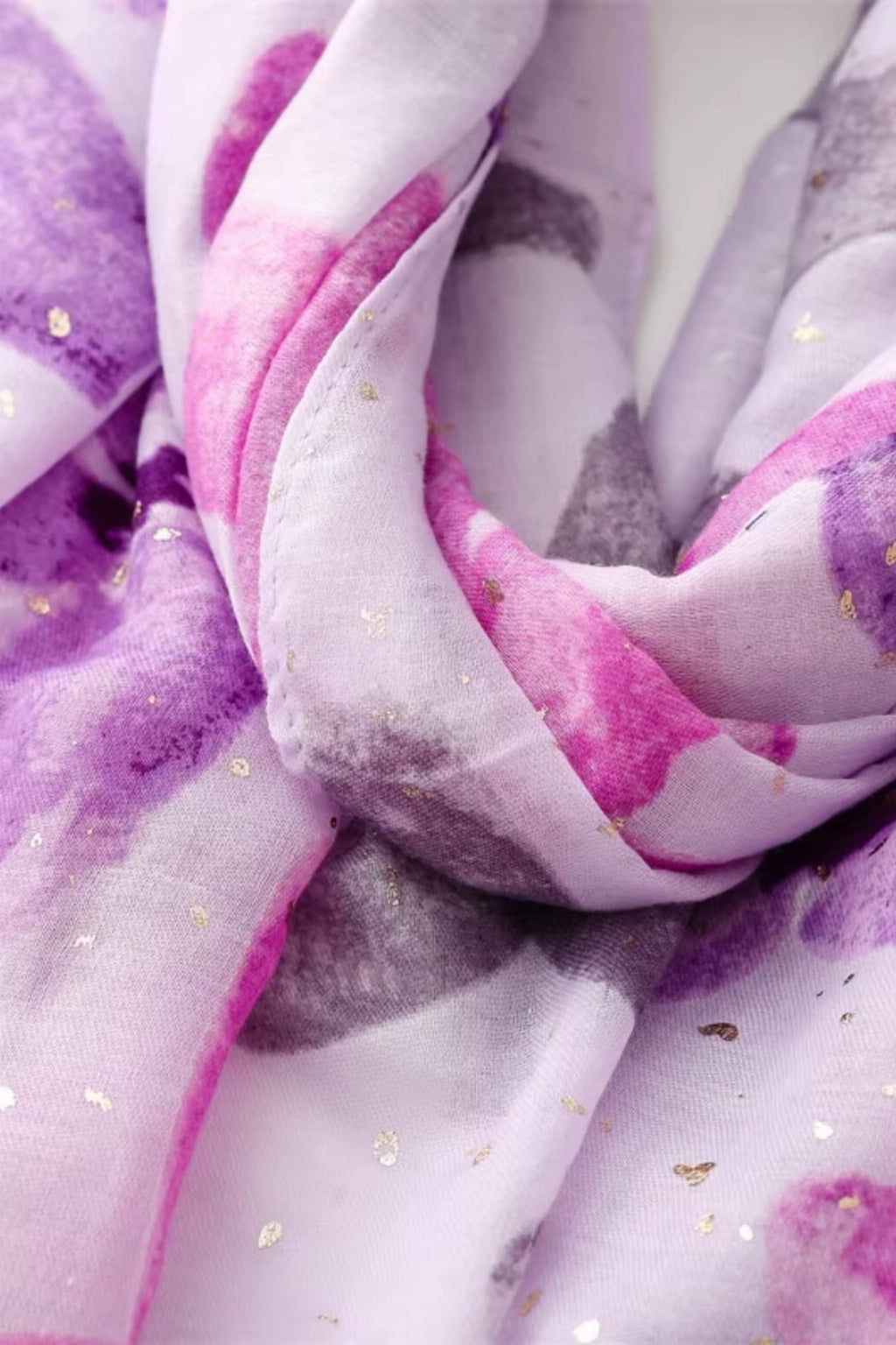 Detal szala z pastelowymi kwiatami i połyskującymi drobinkami, materiał bawełniano-wiskozowy | KAMEA | Spironik.pl