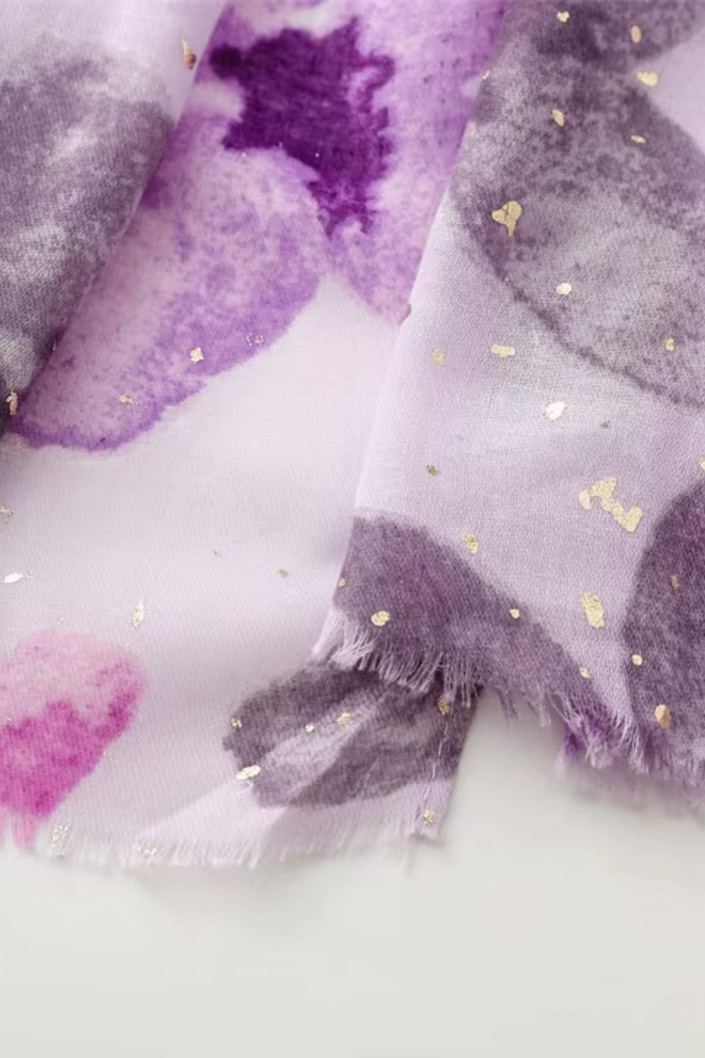 Szal w użyciu, stylizacja z wiosenną sukienką, fioletowo-różowe odcienie w tle | KAMEA | Spironik.pl