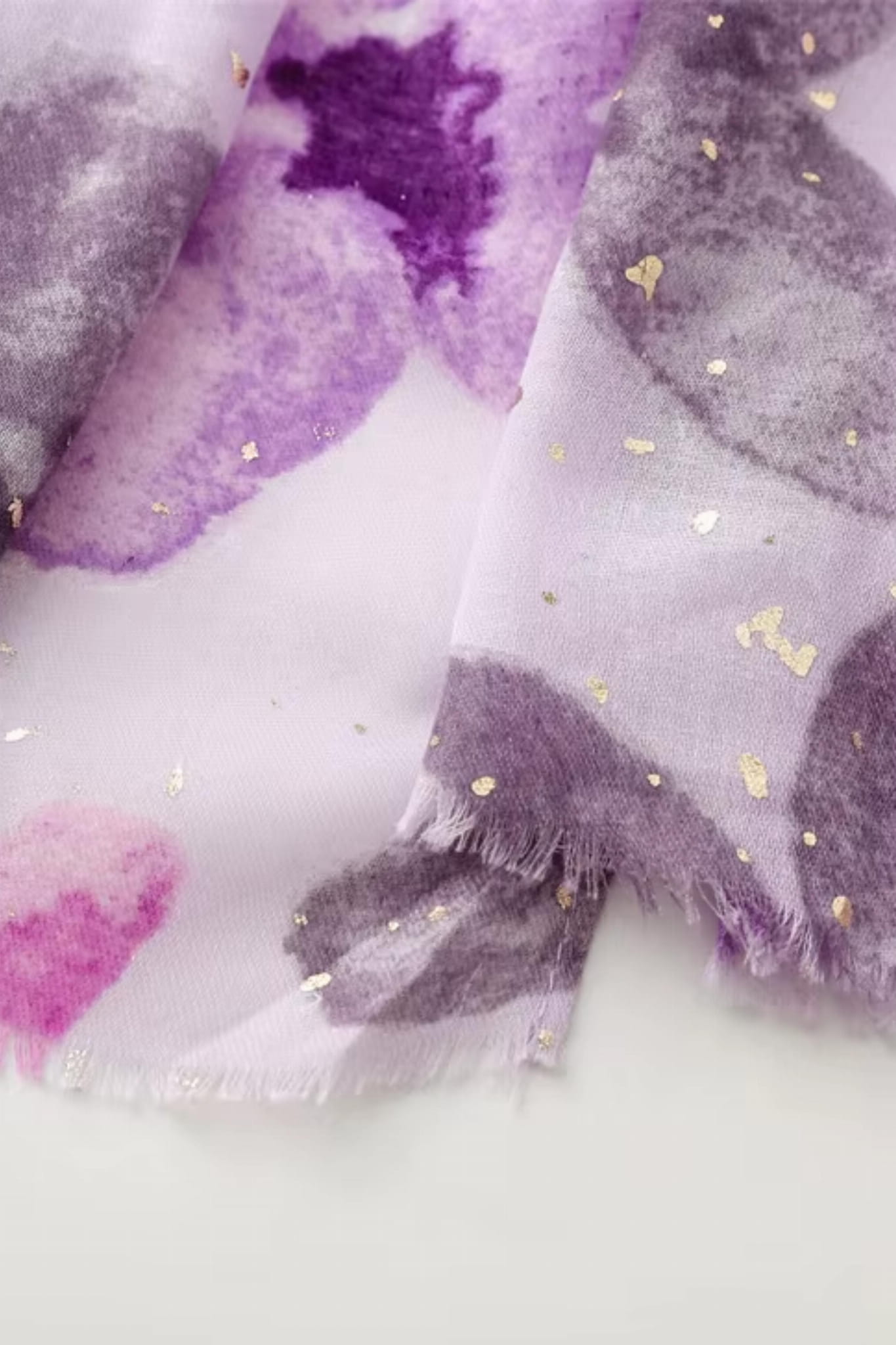 Szal w użyciu, stylizacja z wiosenną sukienką, podkreślający kobiecy charakter outfitu | KAMEA | Spironik.pl